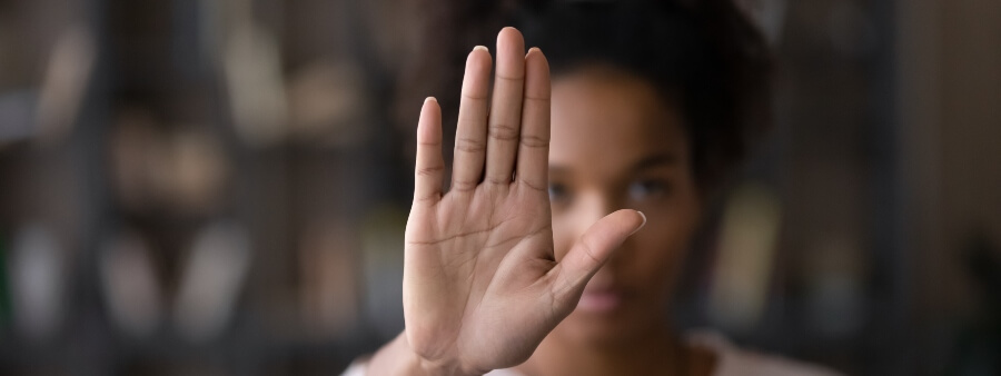 Bullying é crime: mulher sinaliza não